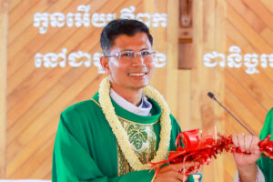 Mgr Ly, ici en 2022 lors de son installation comme préfet apostolique de Kampong Cham, a été nommé vicaire apostolique de Phnom Penh.