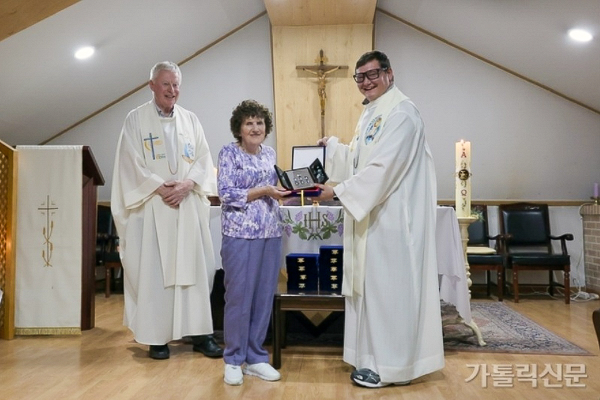 Stéphanie McNamara (à gauche), descendante du père Thomas Cusack, Serviteur de Dieu.