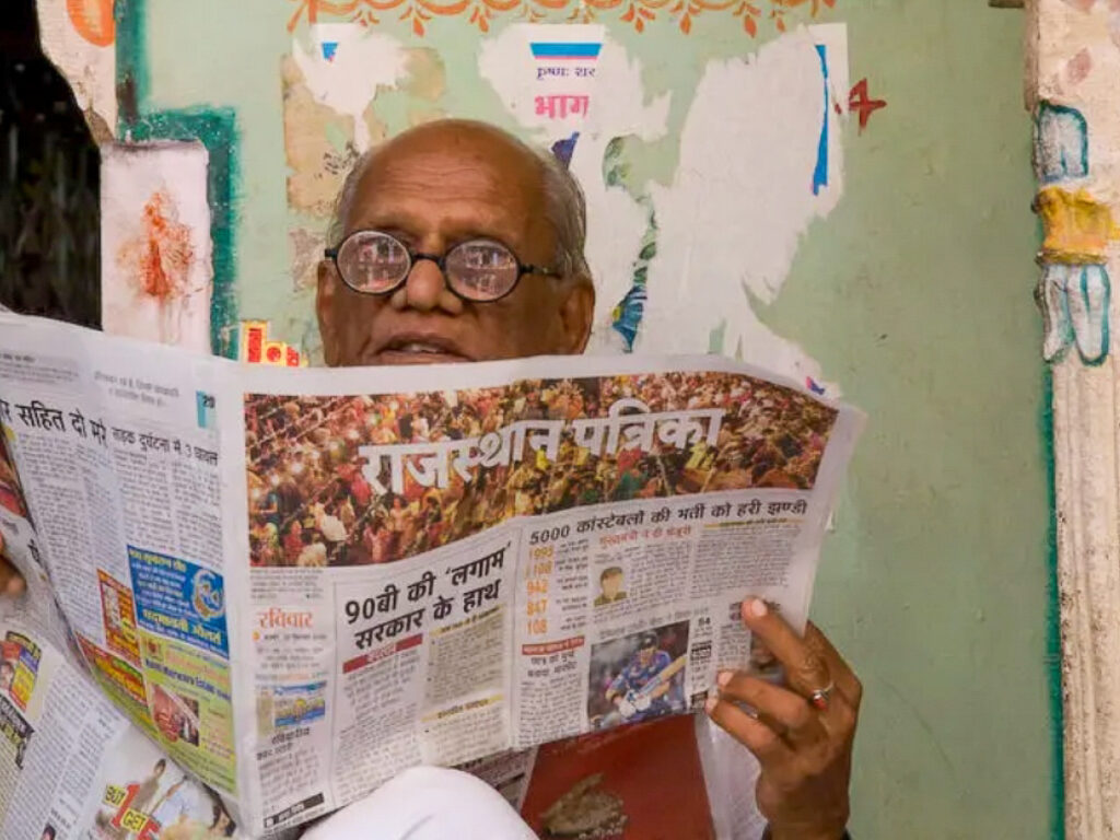 Un homme lisant un journal à Jammu, Jammu-et-Cachemire, dans l’extrême nord de l’Inde (à proximité de la frontière pakistanaise).