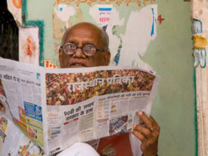 Un homme lisant un journal à Jammu, Jammu-et-Cachemire, dans l’extrême nord de l’Inde (à proximité de la frontière pakistanaise).
