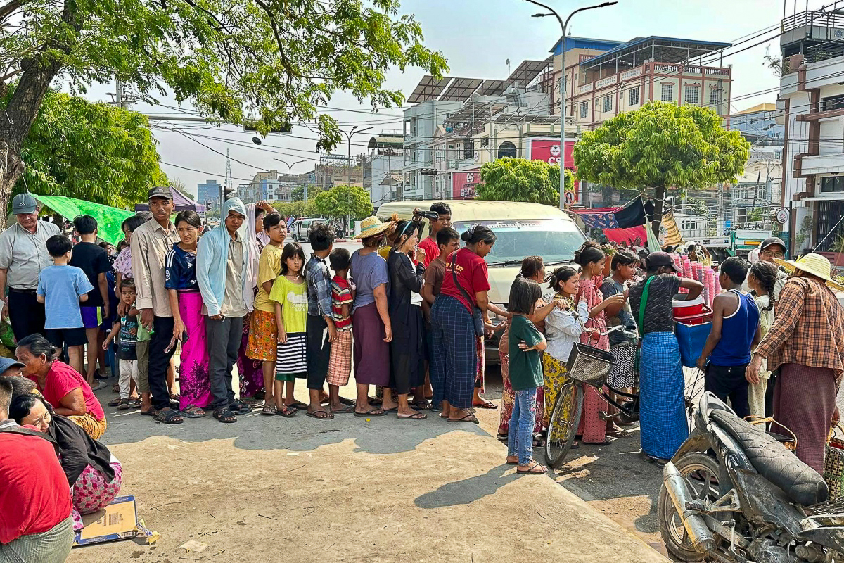 Une distribution d’aides humanitaires organisée après le séisme par la communauté salésienne de Mandalay.