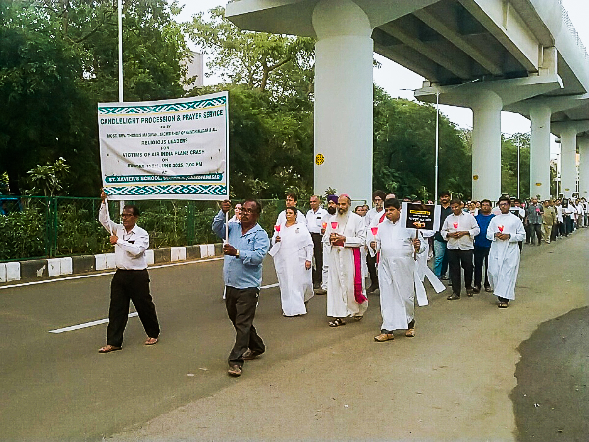 Une procession interreligieuse, le 15 juin pour les victimes du crash du 12 juin, en présence de Mgr Thomas Macwan, de l’archidiocèse de Gandhinagar (Gujarat).