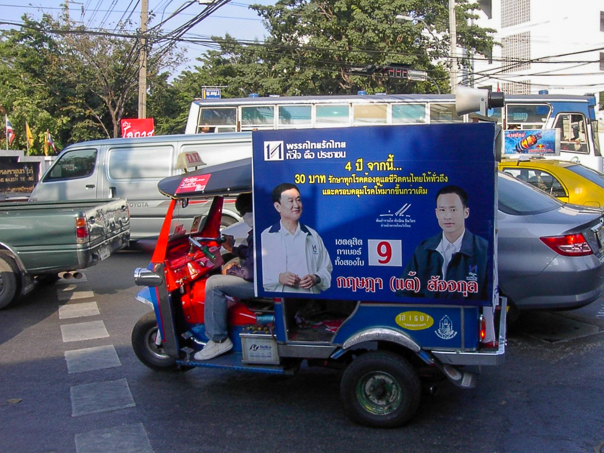 À Bangkok, un tuk-tuk à l’effigie de l’ancien Premier ministre Thaksin Shinawatra.