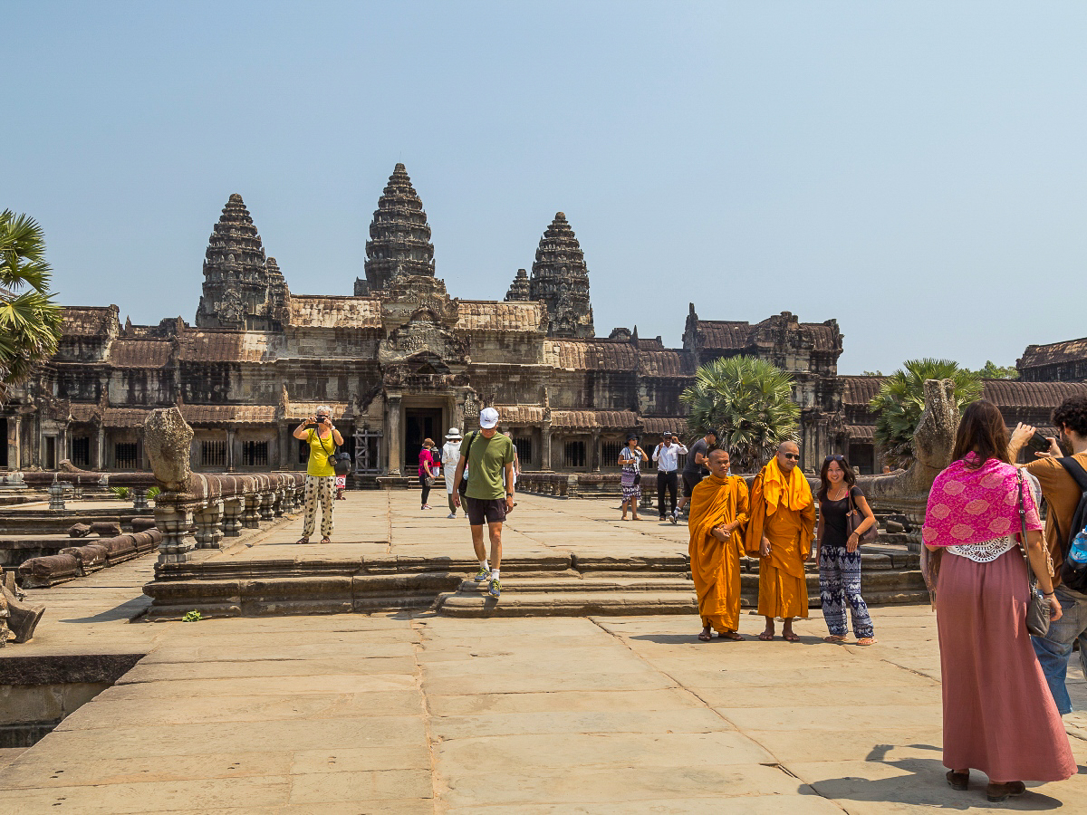 Des touristes au temple d’Angkor Wat, province de Siem Reap, Cambodge.