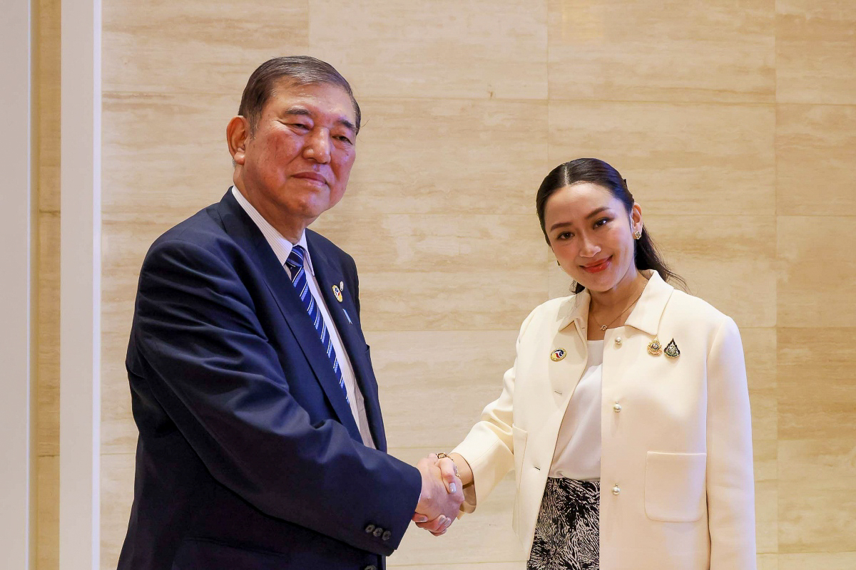 La Première ministre Paetongtarn Shinawatra en 2024 avec Shigeru Ishiba, Premier ministre du Japon.