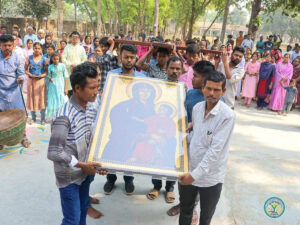 Le 1er avril 2025 dans le diocèse de Rajshahi, lors de la visite des deux symboles des Journées mondiales de la jeunesse (JMJ) au Bangladesh.