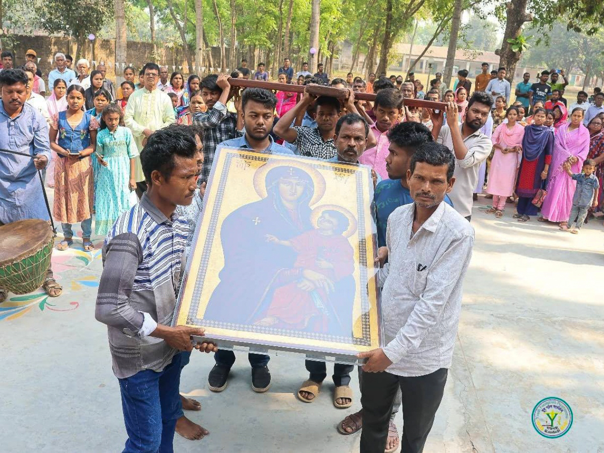 Le 1er avril 2025 dans le diocèse de Rajshahi, lors de la visite des deux symboles des Journées mondiales de la jeunesse (JMJ) au Bangladesh.
