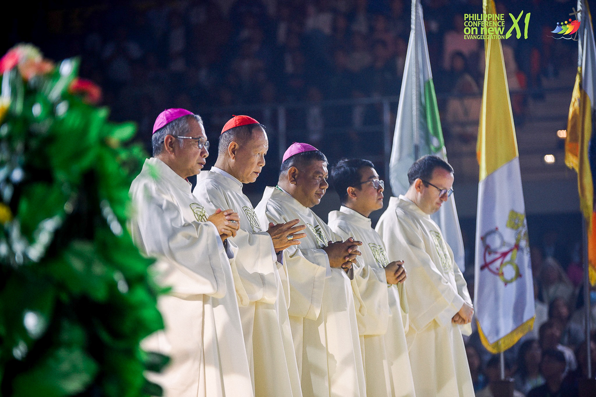 Le cardinal Advincula (2e à partir de la gauche) durant la Conférence philippine sur la nouvelle évangélisation (du 18 au 20 juillet à l’université Santo Tomas de Manille).