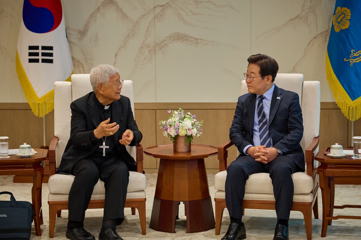 Le cardinal Lazarus You Heung-sik avec le président Lee Jae Myung, le 7 juillet à Séoul.