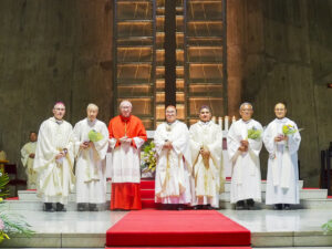 Le cardinal Parolin, le 30 juin dans la cathédrale de Tokyo (ici à côté du cardinal Kikuchi, président des évêques du Japon).