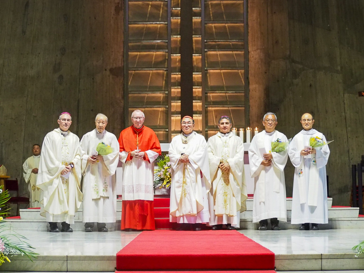 Le cardinal Parolin, le 30 juin dans la cathédrale de Tokyo (ici à côté du cardinal Kikuchi, président des évêques du Japon).