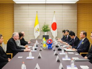 Le cardinal Pietro Parolin, secrétaire d’État du Saint-Siège, et le Premier ministre japonais Shigeru Ishiba, le 30 juin à Tokyo, Japon.