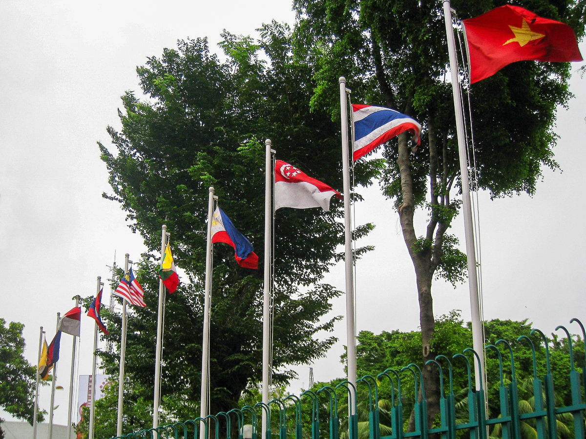 Les drapeaux des dix pays membres de l’Asean (Association des nations d’Asie du Sud-Est), dont font partie la Thaïlande et le Cambodge.