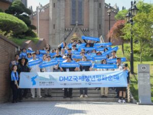 Les participants au 10e DMZ World Youth Peace Pilgrimage devant la cathédrale de Myeongdong (Séoul).