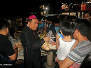 L’évêque de Cubao, Mgr Elias L. Ayuban Jr, ces derniers jours en visitant un centre d’accueil et de distribution pour les personnes déplacées à Quezon City.