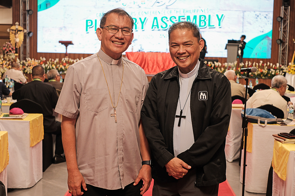 Mgr Gilbert Garcera (à droite) et Mgr Julius Tonel seront les prochains président et vice-président de la CBCP à partir de novembre prochain.