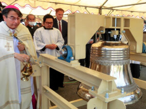 Mgr Pierre Michiaki Nakamura, archevêque de Nagasaki, le 17 juillet 2025 en bénissant la nouvelle cloche de l’église d’Urakami.
