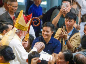 Mgr Richard Gallagher, secrétaire du Vatican pour les Relations avec les États, le 10 avril 2024 dans la cathédrale Saint-Joseph de Hanoï.