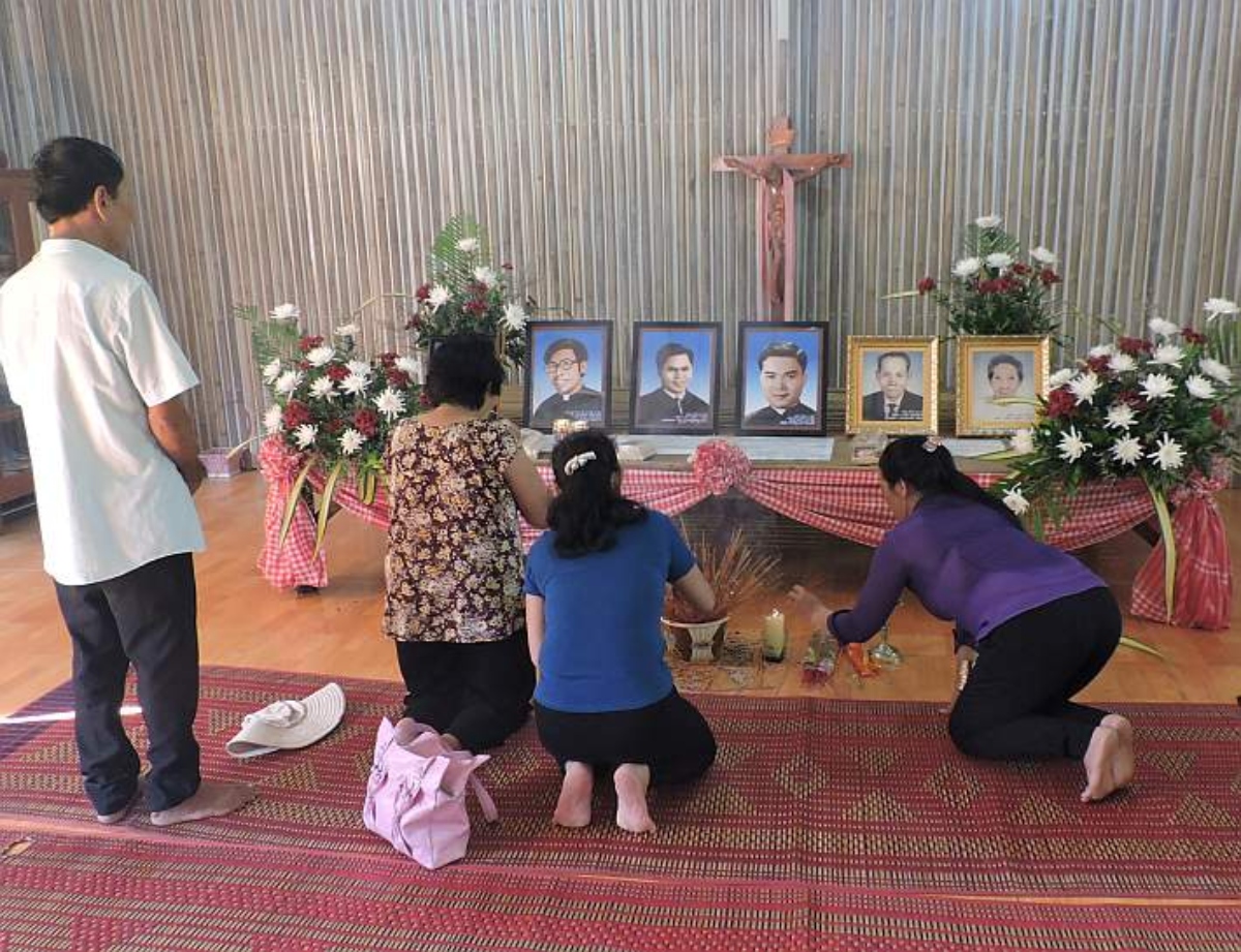 Un autel dédié à plusieurs catholiques, dont Mgr Salas, morts sous le régime Khmer Rouge. Le processus de béatification pour 12 martyrs va franchir une nouvelle étape fin 2025.
