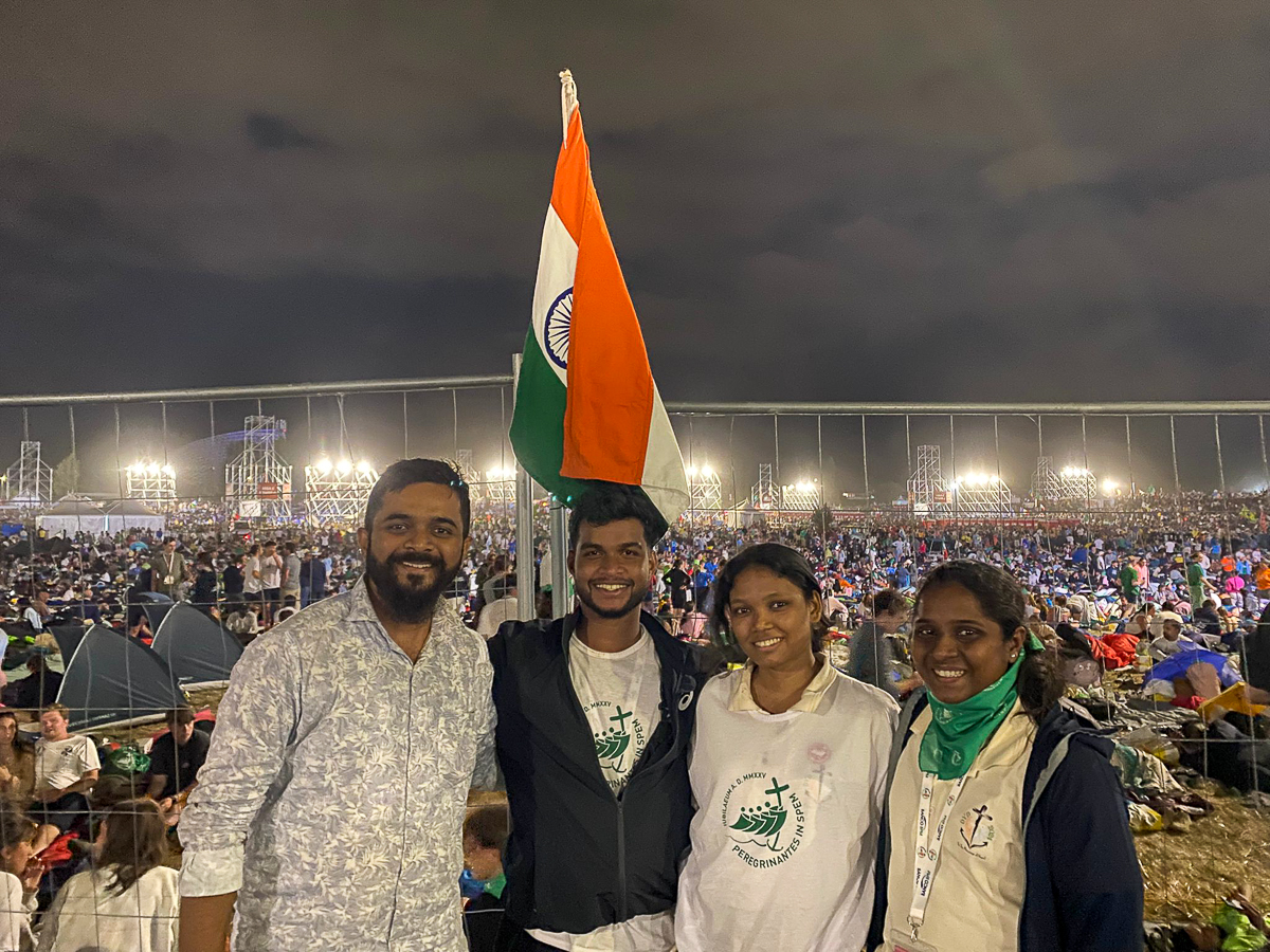 Des jeunes venus de Goa, Inde, le samedi soir à Tor Vergata.