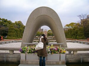 Le Cénotaphe des victimes de la bombe atomique, dans l’alignement du Dôme de Genbaku, au Parc du mémorial de la Paix de Hiroshima.