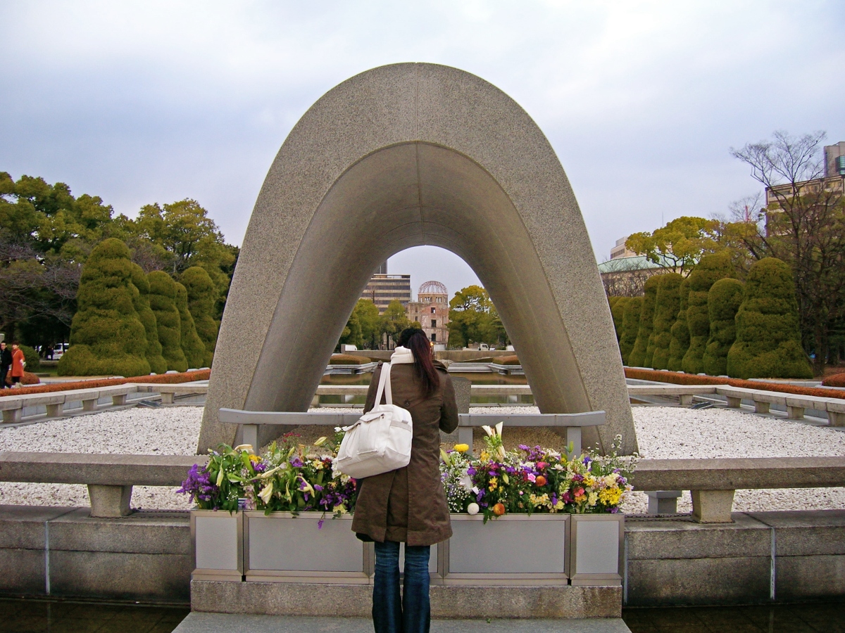 Le Cénotaphe des victimes de la bombe atomique, dans l’alignement du Dôme de Genbaku, au Parc du mémorial de la Paix de Hiroshima.