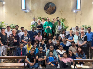 Plus de 600 jeunes Indiens ont participé au Jubilé des jeunes à Rome. Ici, un groupe de pèlerins de Mumbai dans l’église Sainte-Victoire.