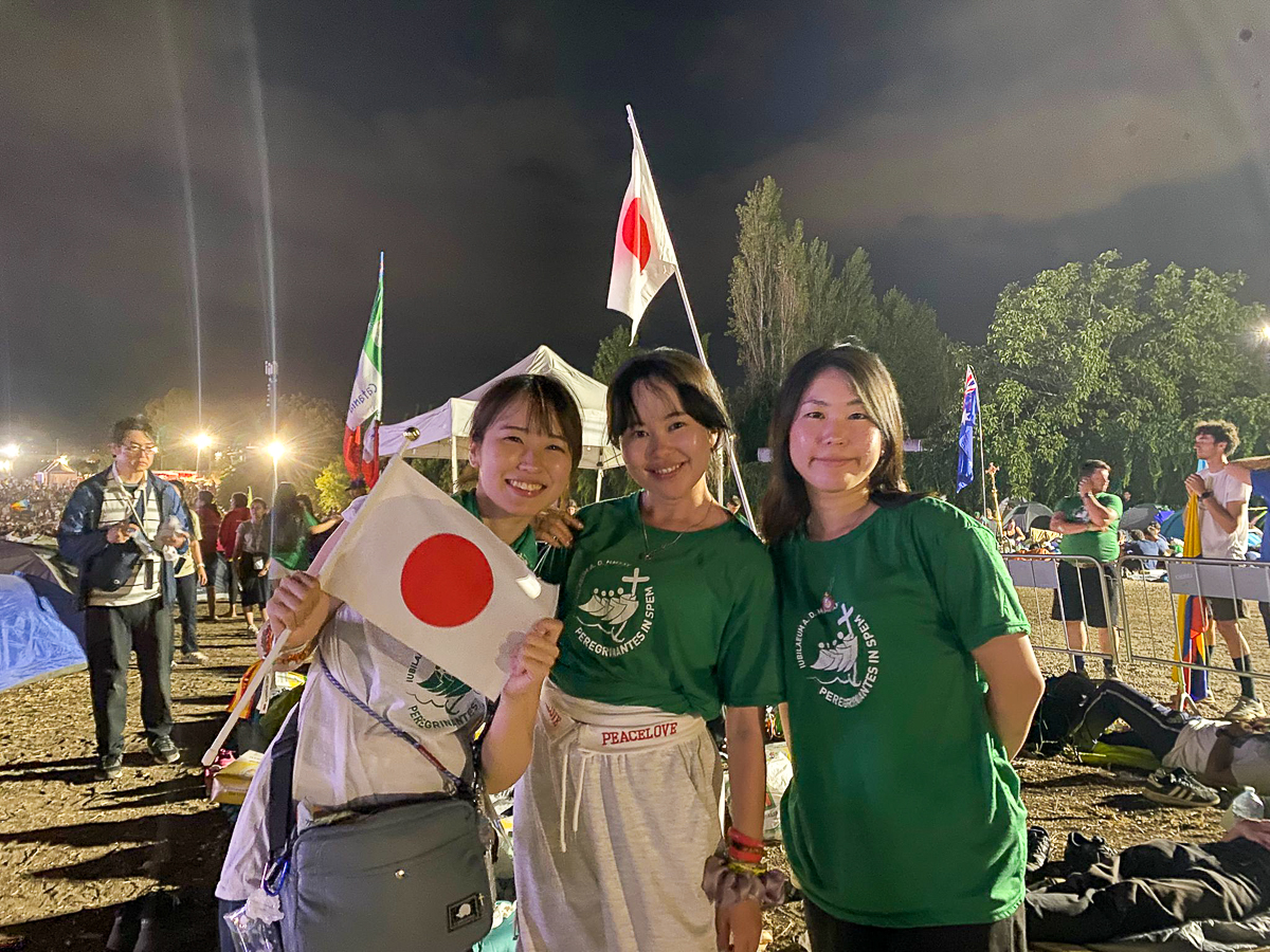 Un groupe de pèlerins japonais le 2 août 2025 au soir sur la plaine de Tor Vergata.