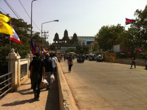 Des piétons traversant la frontière entre les provinces de Banteay Mean Chey (Cambodge) et Sa Keo (Thaïlande).