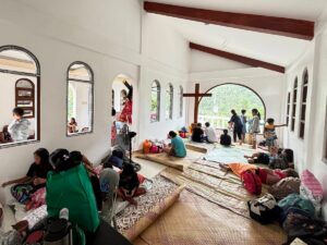 Des réfugiés dans l’église de Joroan, Albay, le 25 septembre dans la région de Bicol aux Philippines.