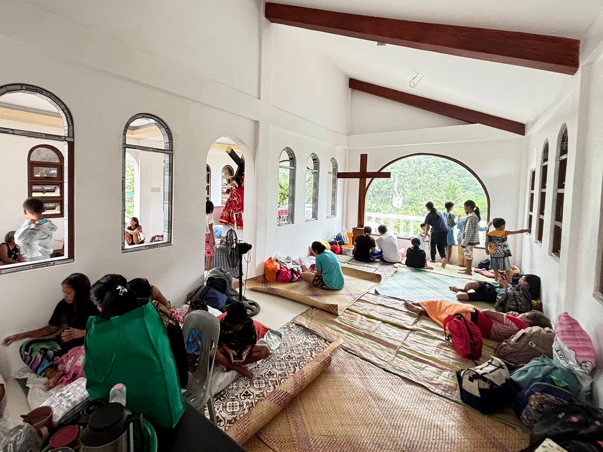 Des réfugiés dans l’église de Joroan, Albay, le 25 septembre dans la région de Bicol aux Philippines.