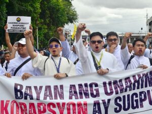 Des séminaristes participent à une manifestation à Quezon City, le 21 septembre 2025 aux Philippines.