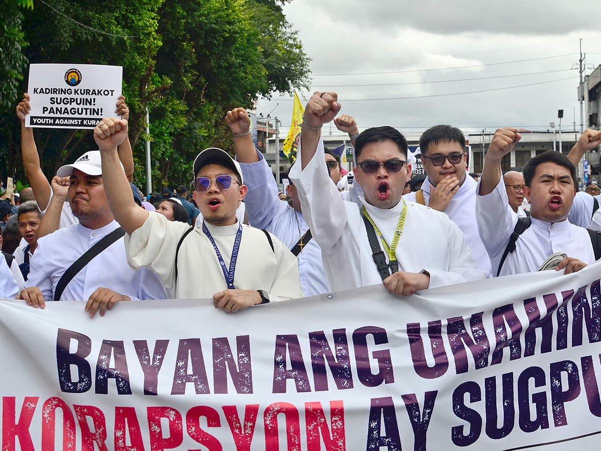 Des séminaristes participent à une manifestation à Quezon City, le 21 septembre 2025 aux Philippines.