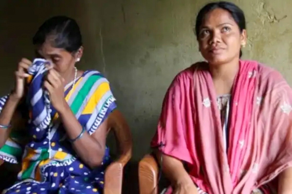 Deux femmes qui ont perdu leur mari en 2008 durant les violences antichrétiennes d’Odisha, en Inde.