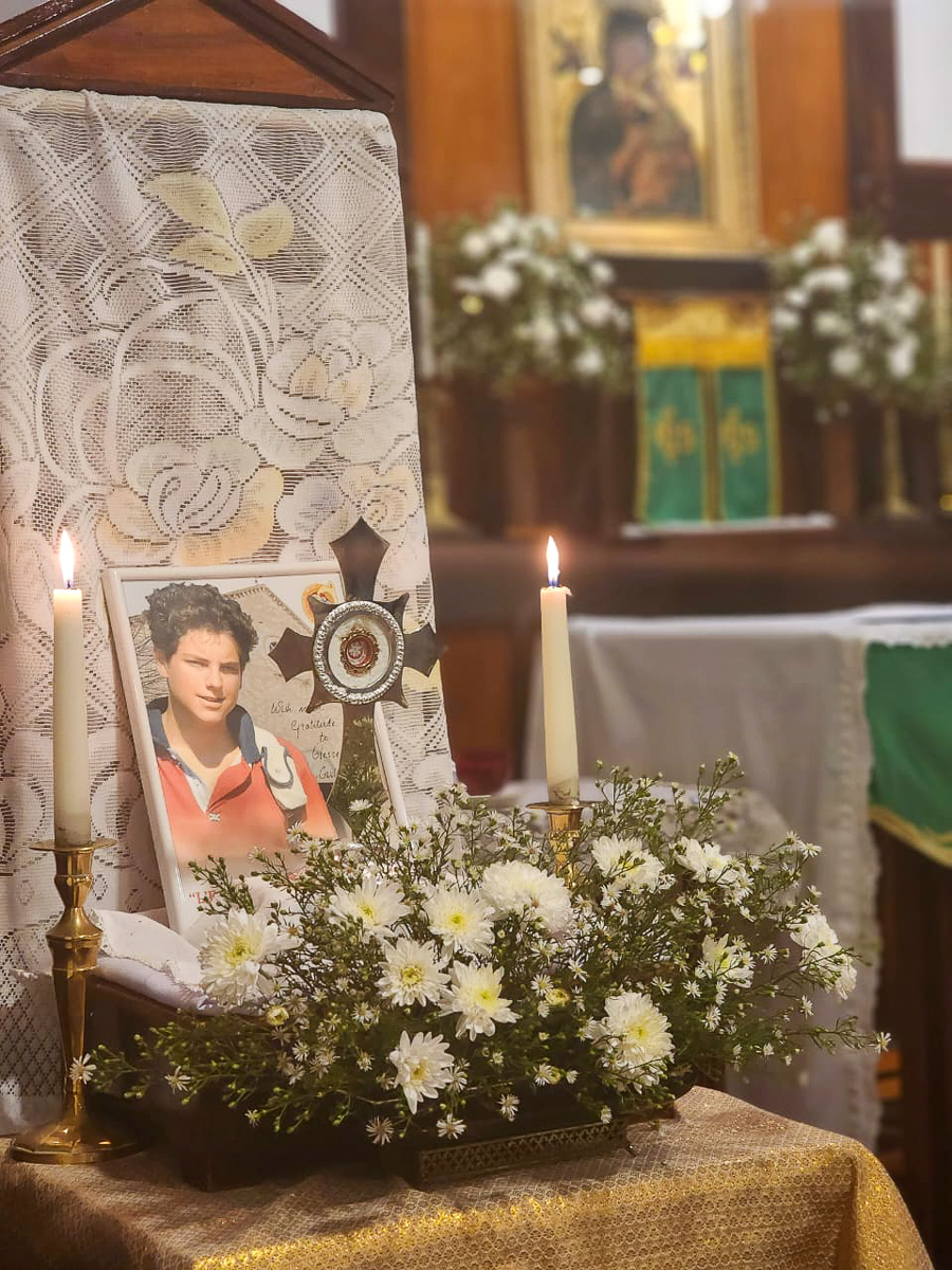 Installation des reliques de Carlo Acutis au centre des retraites des Rédemptoristes à Kandy au Sri Lanka.