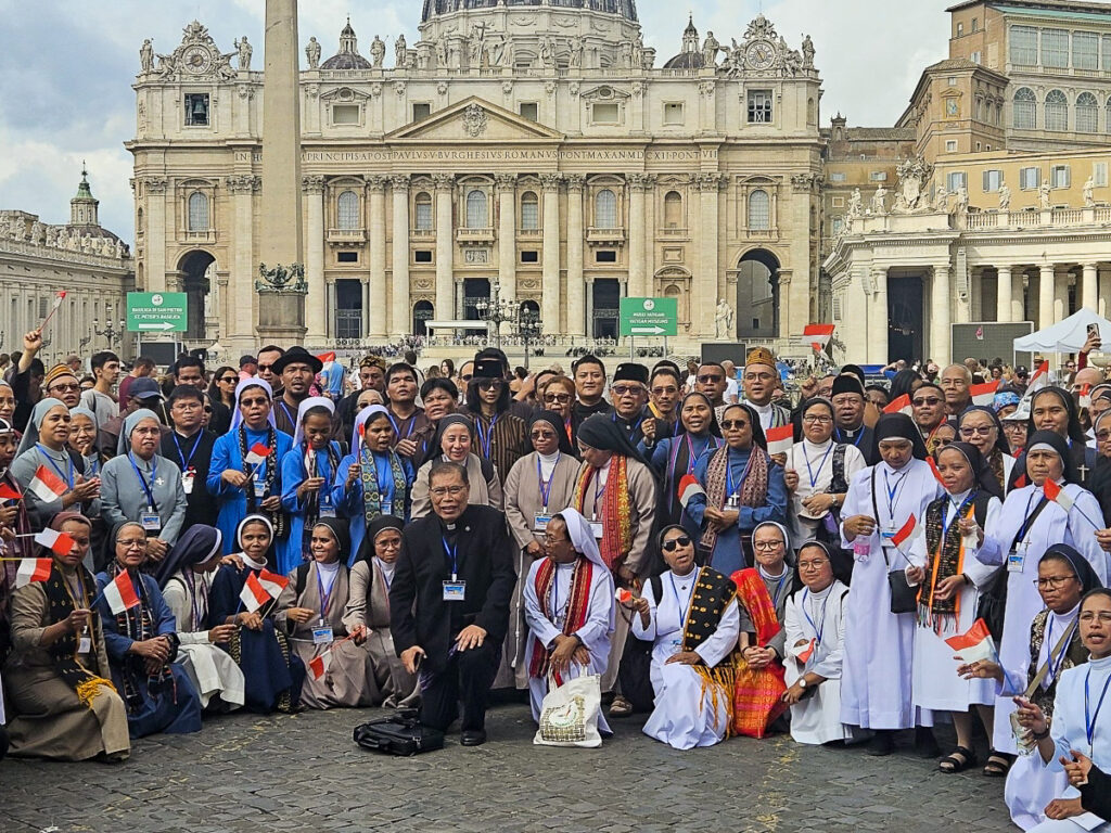 La délégation de la communauté catholique indonésienne de Rome, le 22 septembre 2025 place Saint-Pierre.