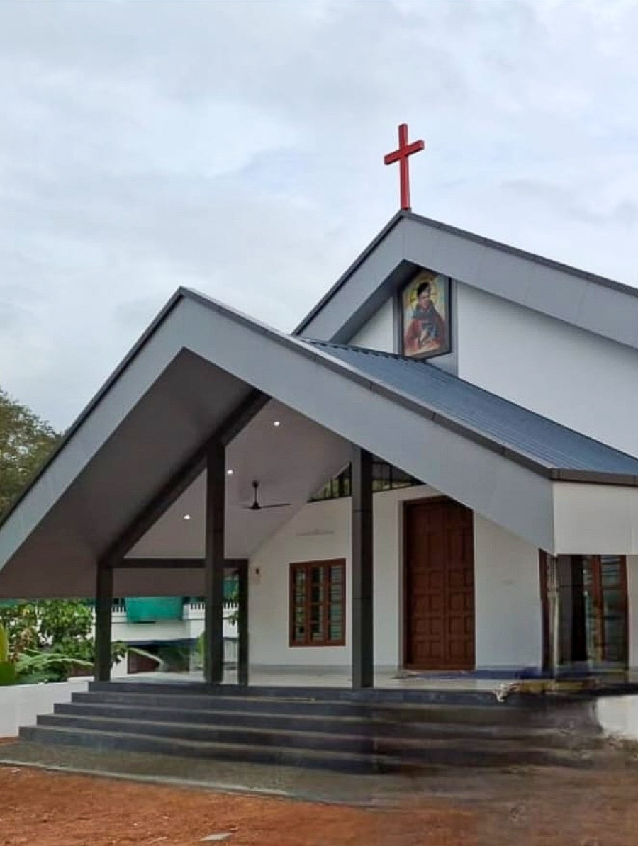La nouvelle église, qui compte un portrait de Carlo Acutis sur sa façade.