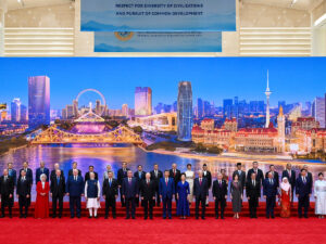 Le 31 août à Tianjin lors du sommet de l’OSC, en présence des chefs d’État participant (dont la Russie, l’Inde, la Chine et la Birmanie).