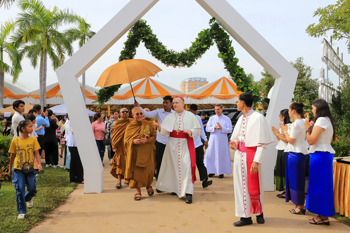 Le 6 septembre, Mgr Ly et Mgr Olivier ont été reçus par les représentants de la communauté bouddhiste.