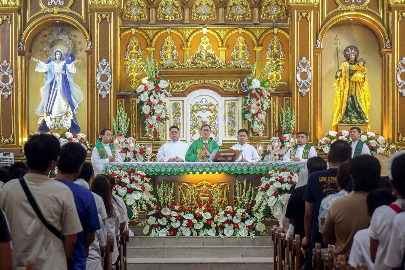 Le cardinal Tagle, le 21 septembre 2025 dans l’église Notre-Dame de l’Assomption de Malate.