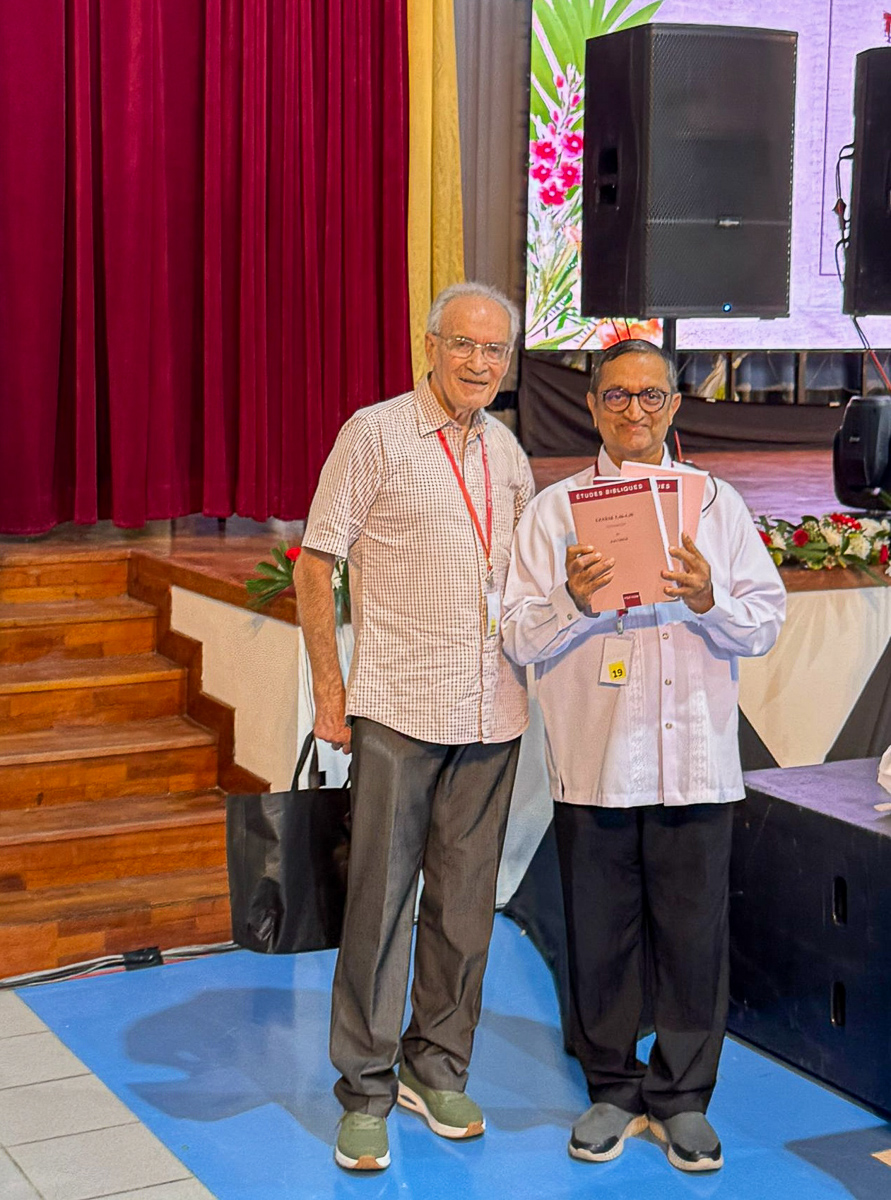 Le père L'Hour avec le cardinal Francis, 29 septembre 2025 à Penang, Malaisie.
