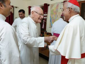 Le père Lucien Legrand, MEP, avec le cardinal Ferrao, le 17 septembre lors du jubilé d'or de l'Institut pontifical Saint-Pierre de Bangalore.
