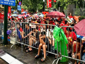 Les Vietnamiens ont bravé la pluie le 27 août pour assister au convoi militaire, à l’occasion des répétitions du 80e anniversaire de l’indépendance fêté ce 2 septembre.