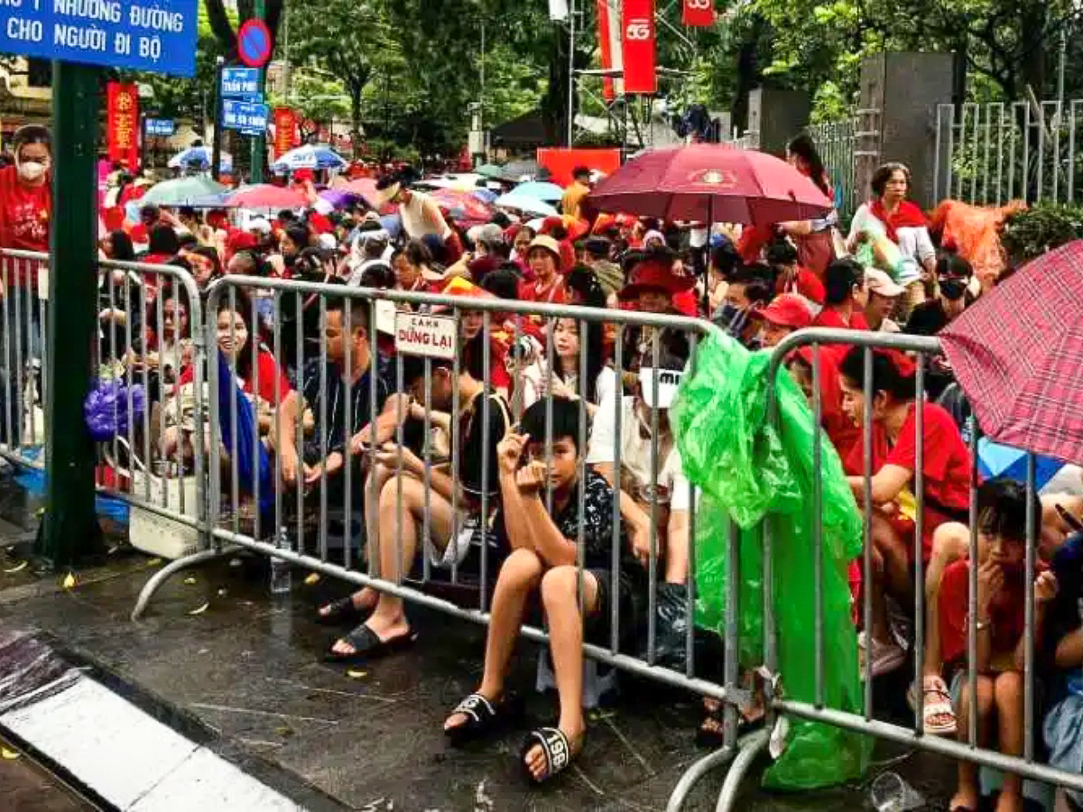 Les Vietnamiens ont bravé la pluie le 27 août pour assister au convoi militaire, à l’occasion des répétitions du 80e anniversaire de l’indépendance fêté ce 2 septembre.