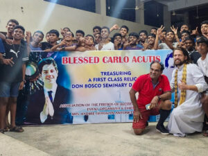 Les jeunes du petit séminaire salésien au Sri Lanka avec le P. Will Conquer lors de l’installation des reliques.