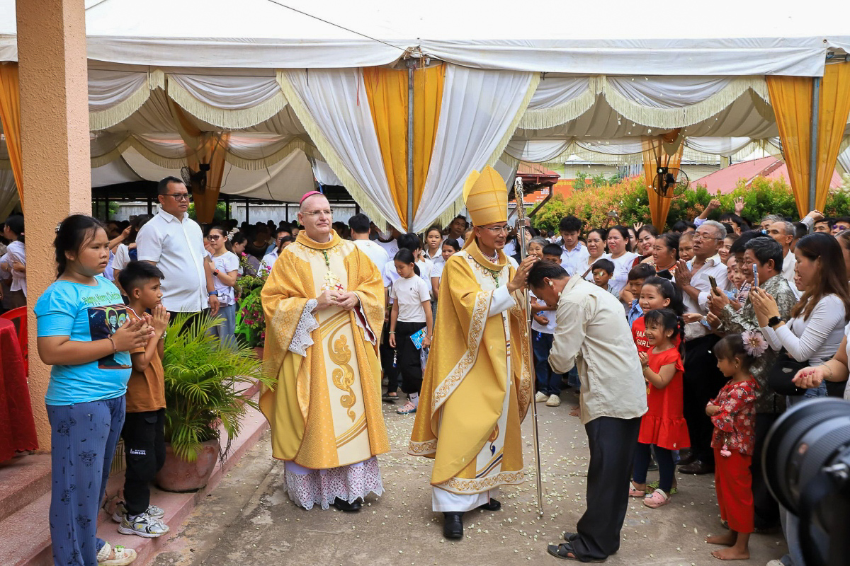 Mgr Ly et Mgr Schmitthaeusler, le 6 septembre après l’ordination épiscopale, au centre pastoral catholique du vicariat de Phnom Penh.