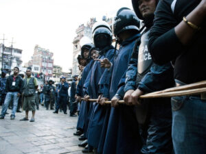 Répression policière au Népal.