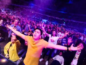 Si le catholicisme a longtemps semblé indétrônable aux Philippines, de plus en plus de Philippins se tournent vers les groupes évangéliques dits « born again ».