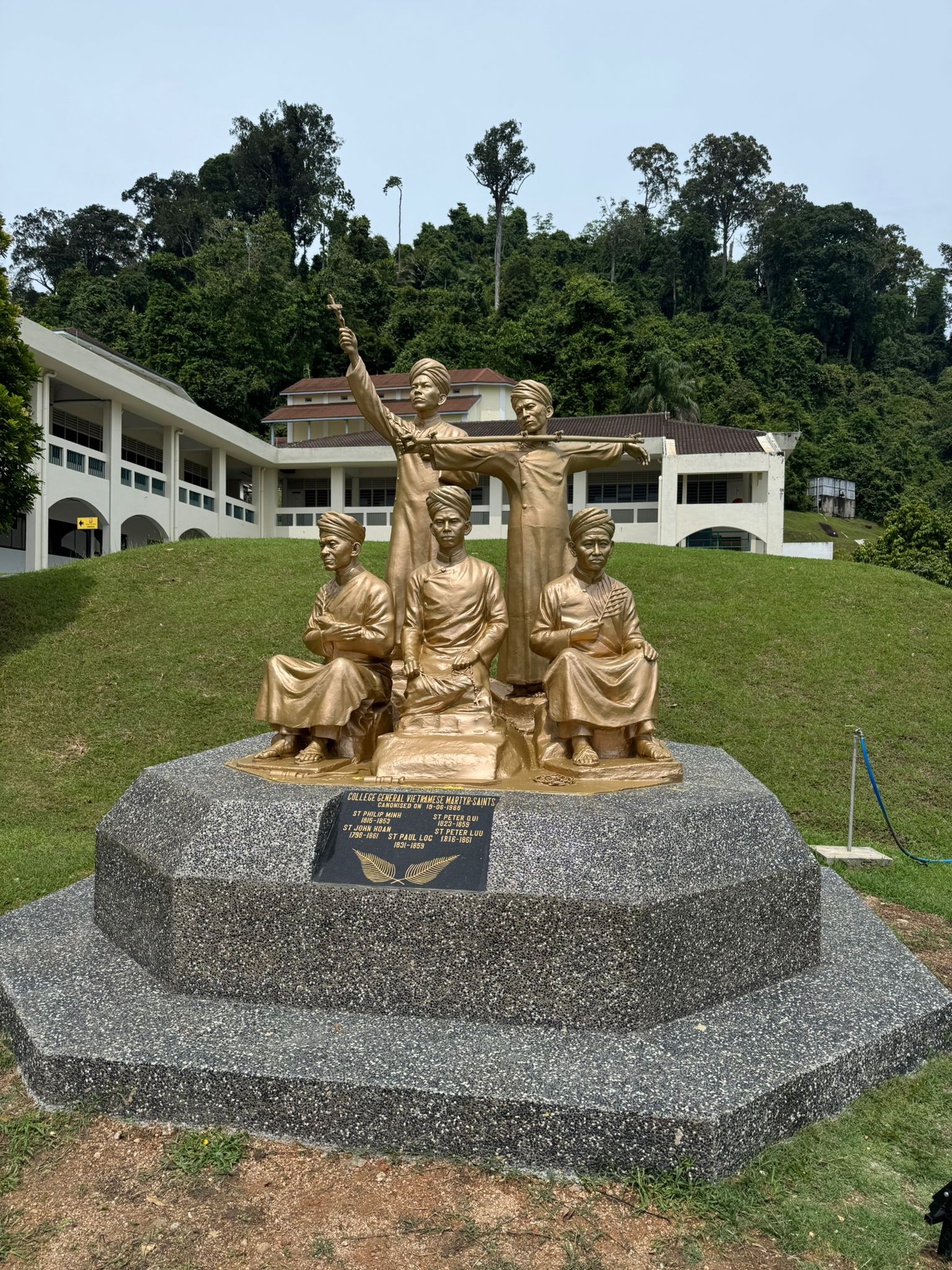 Un monument en l'honneur des saints Philippe Minhe et ses compagnons, anciens séminaristes du Collège Général.