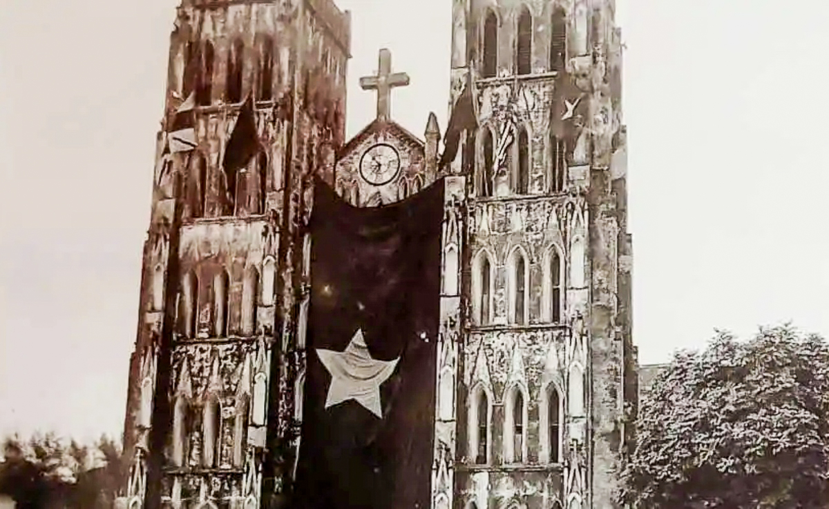 Une image d’archive montrant le drapeau vietnamien déployé sur la façade de la cathédrale Saint-Joseph de Hanoï, le 2 septembre 1945.